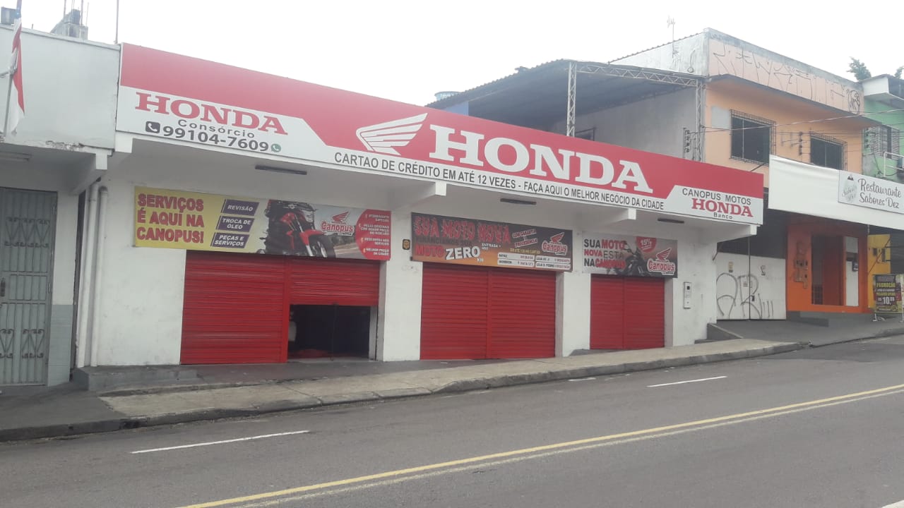 Vestido de funcionários, trio invade loja da Honda e faz reféns durante assalto em Manaus