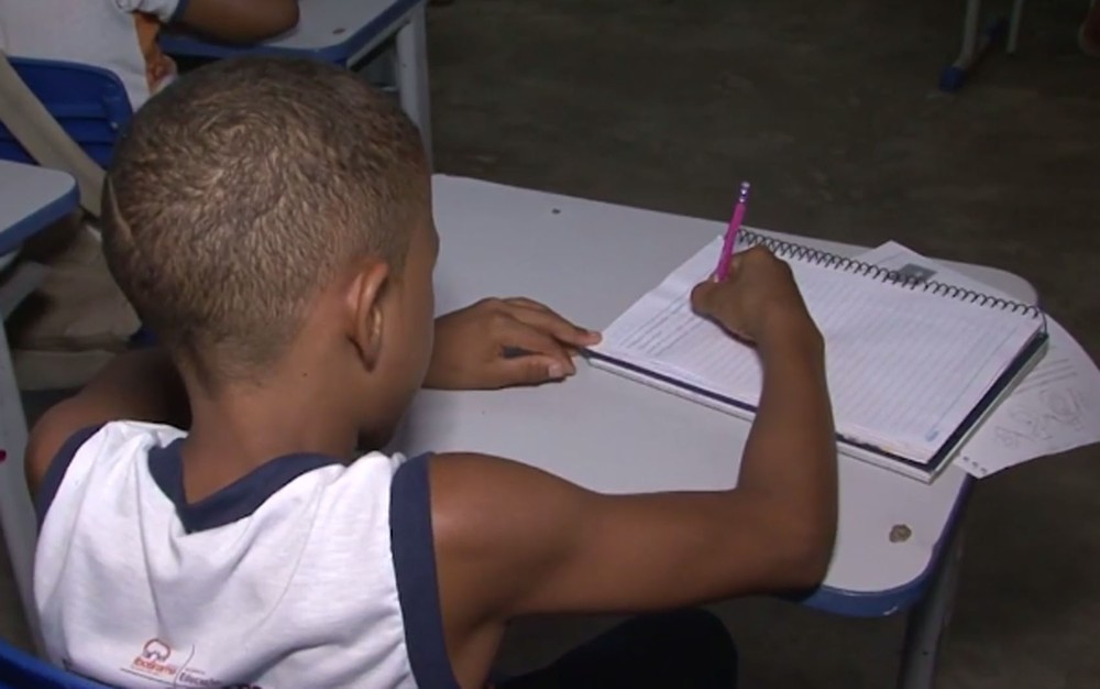 Após 9 anos, menino ainda convive com 4 agulhas dentro do corpo