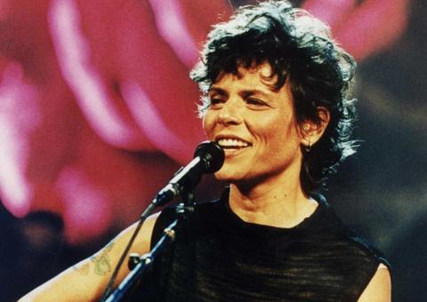 Voz do filho de Cássia Eller chama atenção por semelhança com a mãe em show