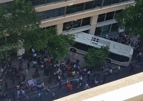 Ônibus invade banco no Centro do Rio e deixa ao menos 6 feridos