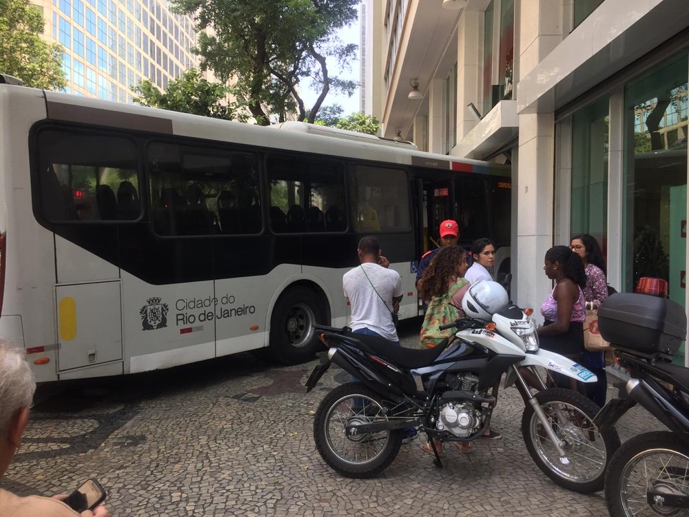 Ônibus invade banco no Centro do Rio e deixa ao menos 6 feridos