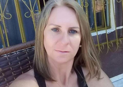 Mulher morre atingida por balas perdidas dentro de casa