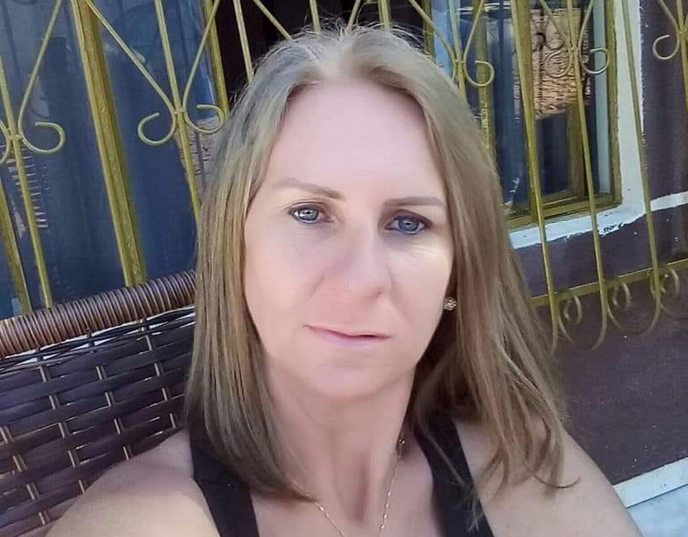 Mulher morre atingida por balas perdidas dentro de casa