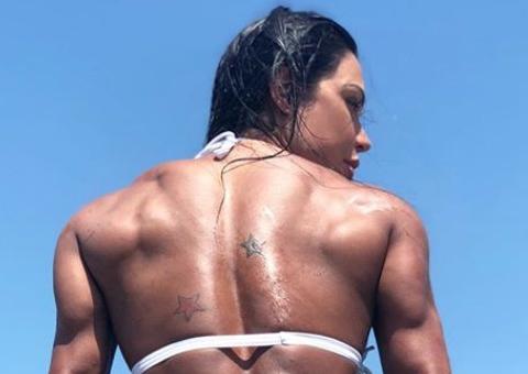 De fio-dental, Gracyanne Barbosa empina 'bumbum explosivo' na praia