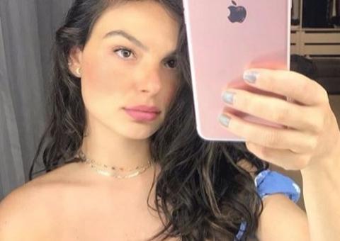 Ísis Valverde dá close em decotão 17 dias após o parto