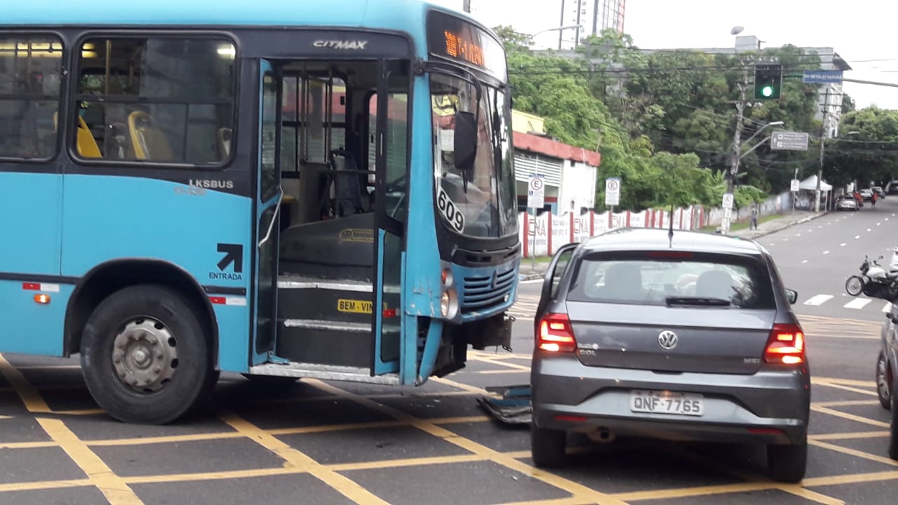  Passageiros ficam feridos durante acidente entre ônibus e carro em avenida de Manaus