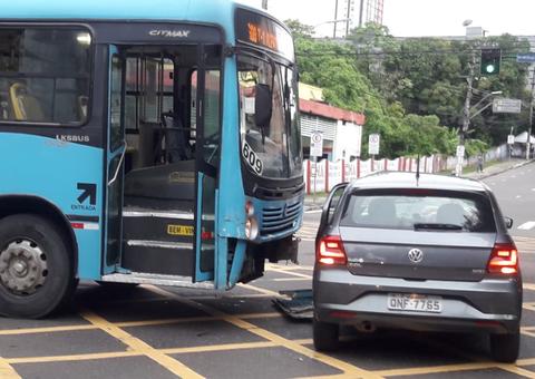  Passageiros ficam feridos durante acidente entre ônibus e carro em avenida de Manaus