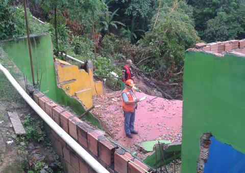 Fortes chuvas preocupam moradores de área de risco em Manaus