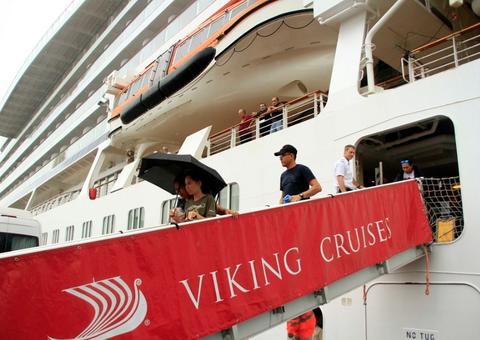 Mais de 2,1 mil turistas chegam a Manaus a bordo de dois navios cruzeiros