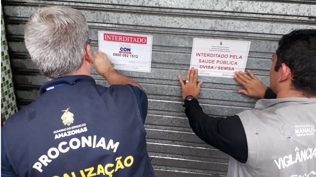 Procon apreende quase 700 kg de alimentos vencidos e interdita mercadinho em Manaus