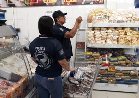 Polícia apreende 1 tonelada de alimentos impróprios para consumo em supermercado de Manaus