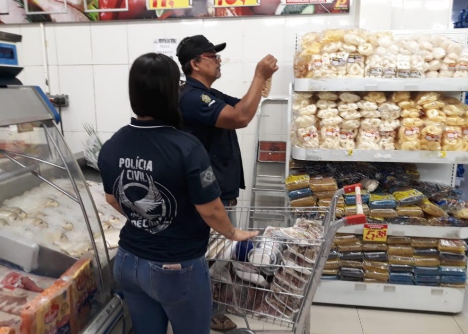 Polícia apreende 1 tonelada de alimentos impróprios para consumo em supermercado de Manaus