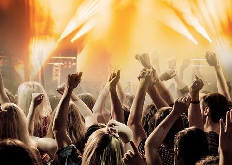 A festa 'Fica Comigo' embala 'No Caminho Eu Te Conto' neste domingo