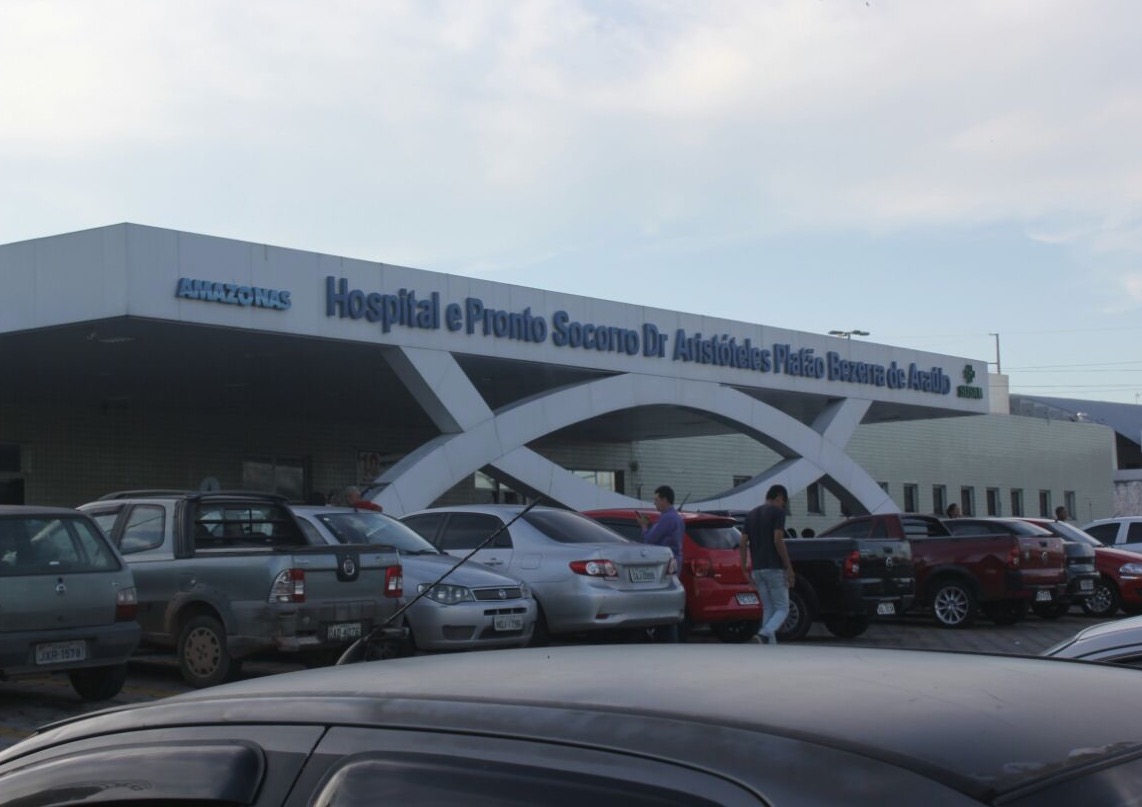 Homem é alvejado com 4 tiros ao sair de lanchonete em Manaus