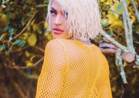 Em dia de bronze, Pabllo Vittar dá close em bumbum de fio-dental: 'deixa arder'