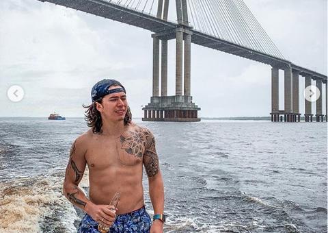 Em Manaus, Whindersson Nunes come tambaqui e mostra passeio em iate: ‘Respeita’ 