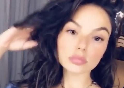  Ísis Valverde volta a ostentar barriga sarada após o parto e causa polêmica:  'a gente já entendeu'