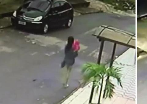 Mãe é presa após ser flagrada abandonando própria filha de 1 ano na rua; Veja o vídeo