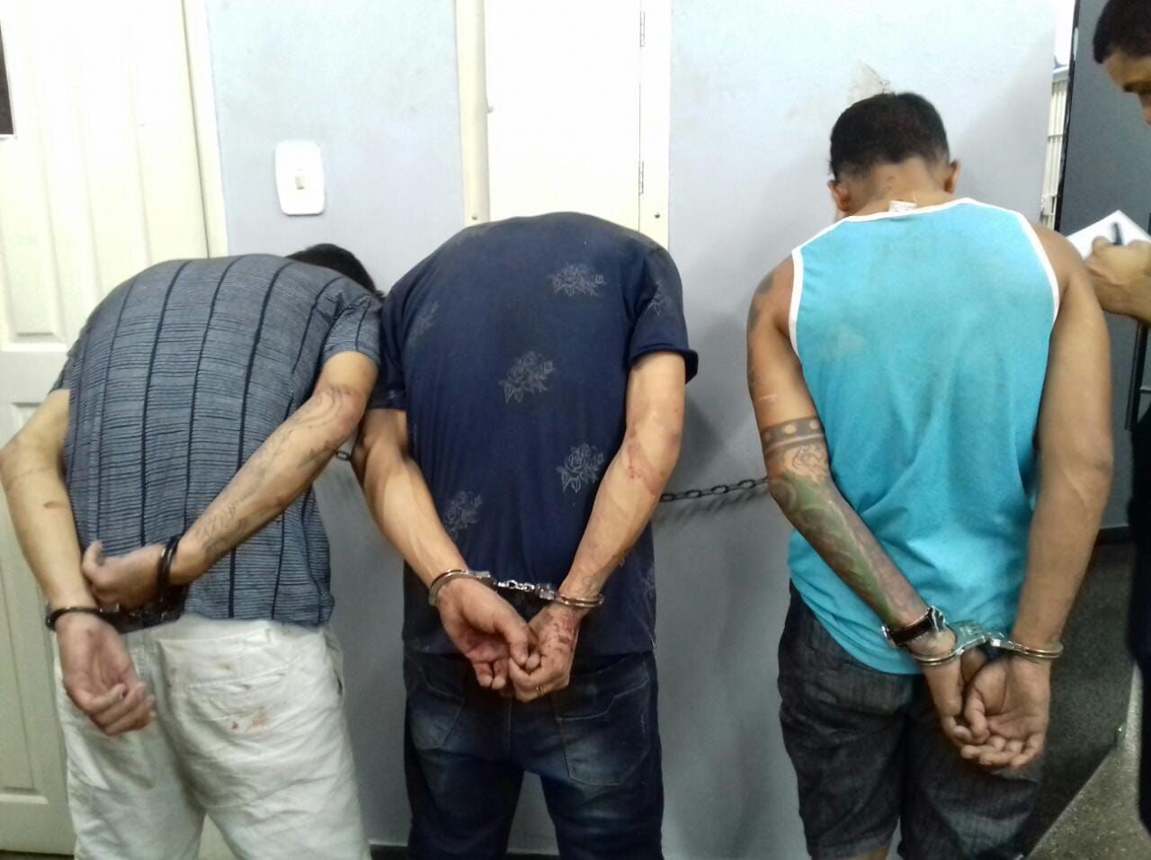 Trio que fazia arrastões tenta escapar da polícia, mas acaba sofrendo acidente em Manaus 