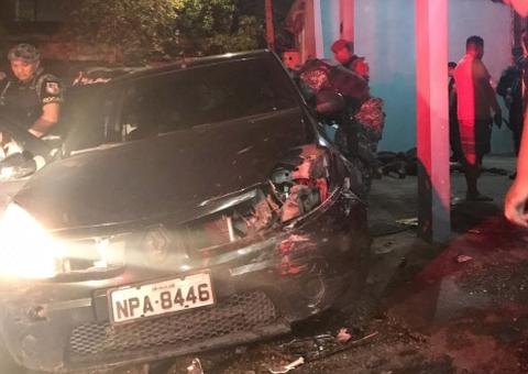 Trio que fazia arrastões tenta escapar da polícia, mas acaba sofrendo acidente em Manaus 