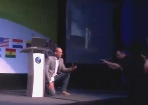 Filho de Bolsonaro encerra Cúpula das Américas com pedido de casamento transmitido ao vivo