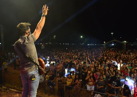 Em três noites, Festa do Guaraná reúne 50 mil pessoas na praia em Maués 