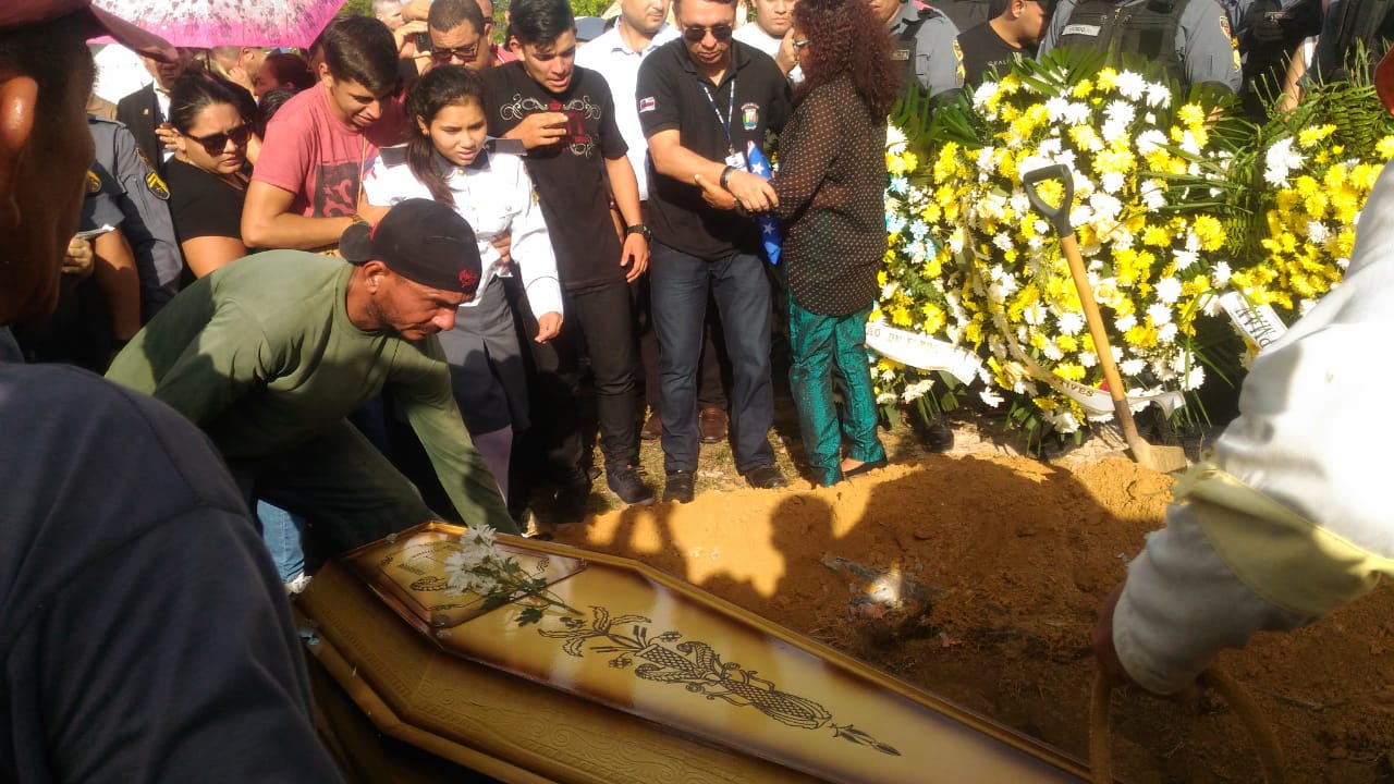 Despedida de PM é marcada por emoção e aplausos em Manaus