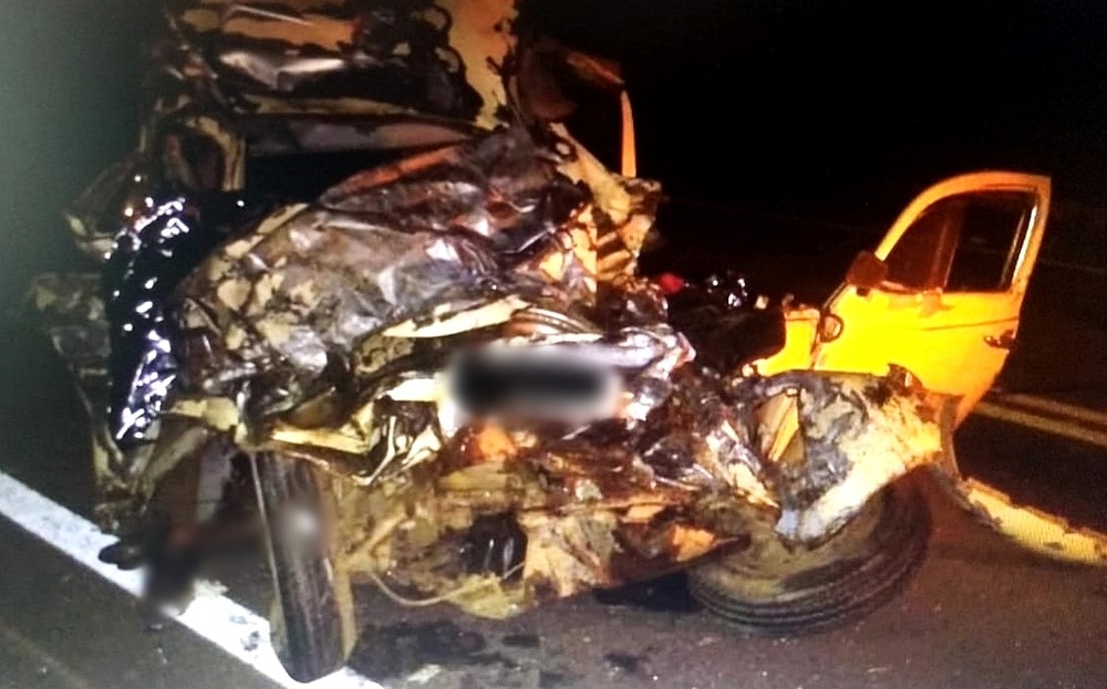 Voltando de casamento, família morre em colisão violenta entre fusca e ônibus