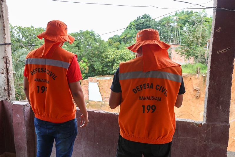 Famílias afetadas por desbarrancamento recebem assistência no Mauazinho