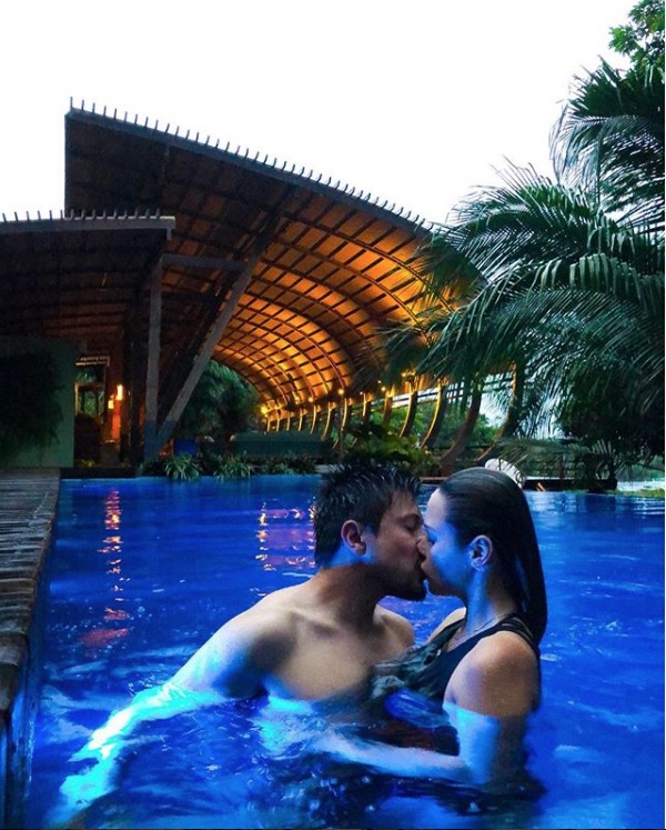 No Amazonas, Ana Paula Renault posa aos beijos com namorado em resort de luxo