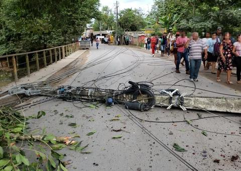 Poste cai e interdita trecho da estrada em Manaus