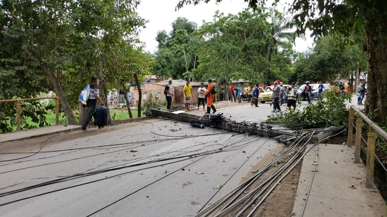 Poste cai e interdita trecho da estrada em Manaus