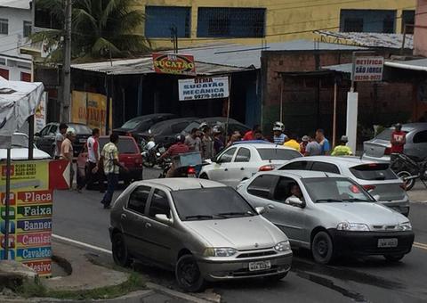 Homem morre em acidente entre carros em avenida de Manaus