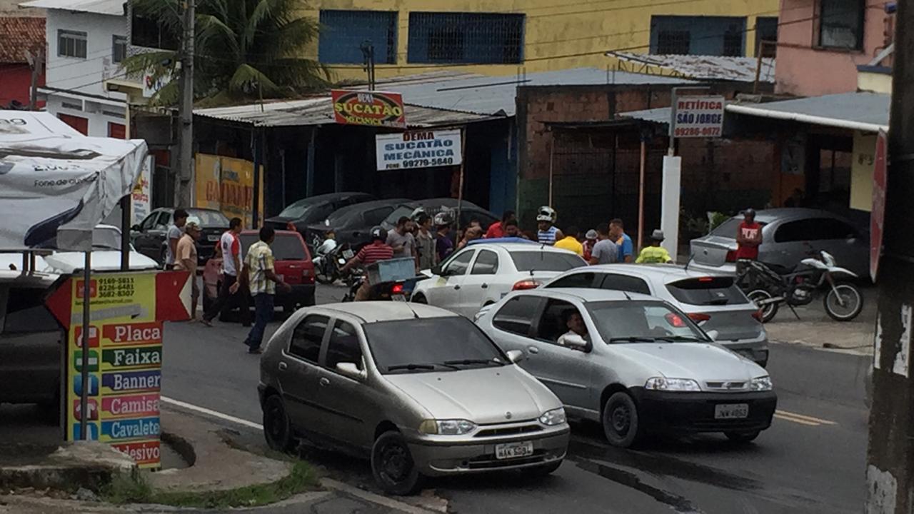 Homem morre em acidente entre carros em avenida de Manaus
