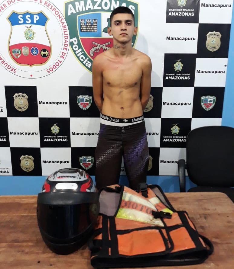 No Amazonas, jovem é preso com motocicleta roubada escondida em casa