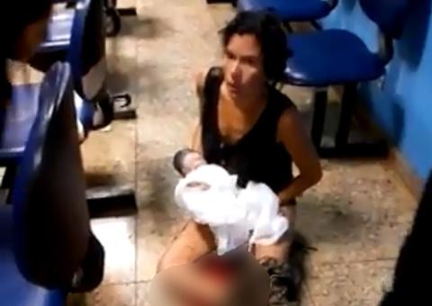 Mãe dá à luz no chão de hospital à espera de atendimento; veja vídeo 