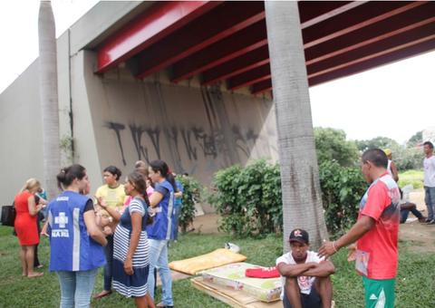 Venezuelanos acampados em rodoviária são transferidos para abrigos em Manaus