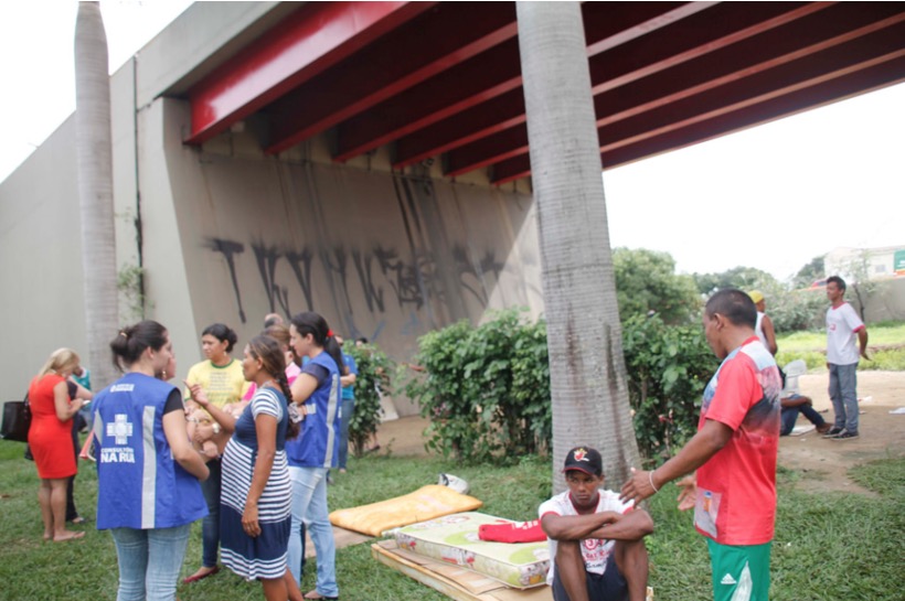 Venezuelanos acampados em rodoviária são transferidos para abrigos em Manaus