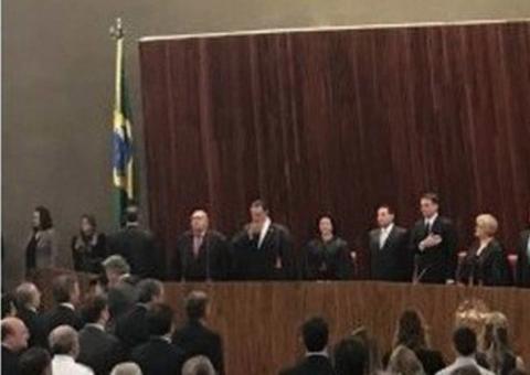 Ministro do TSE 'fica de costas' durante hino em diplomação de Bolsonaro, e viraliza