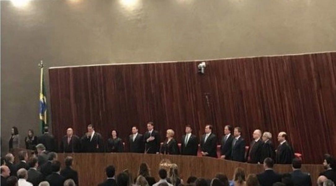 Ministro do TSE 'fica de costas' durante hino em diplomação de Bolsonaro, e viraliza