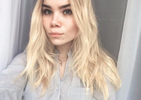 Lutadora de 15 anos morre eletrocutada ao usar celular na tomada durante banho