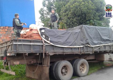 Polícia ambiental apreende transporte ilegal de madeira e carvão mineral no Amazonas 