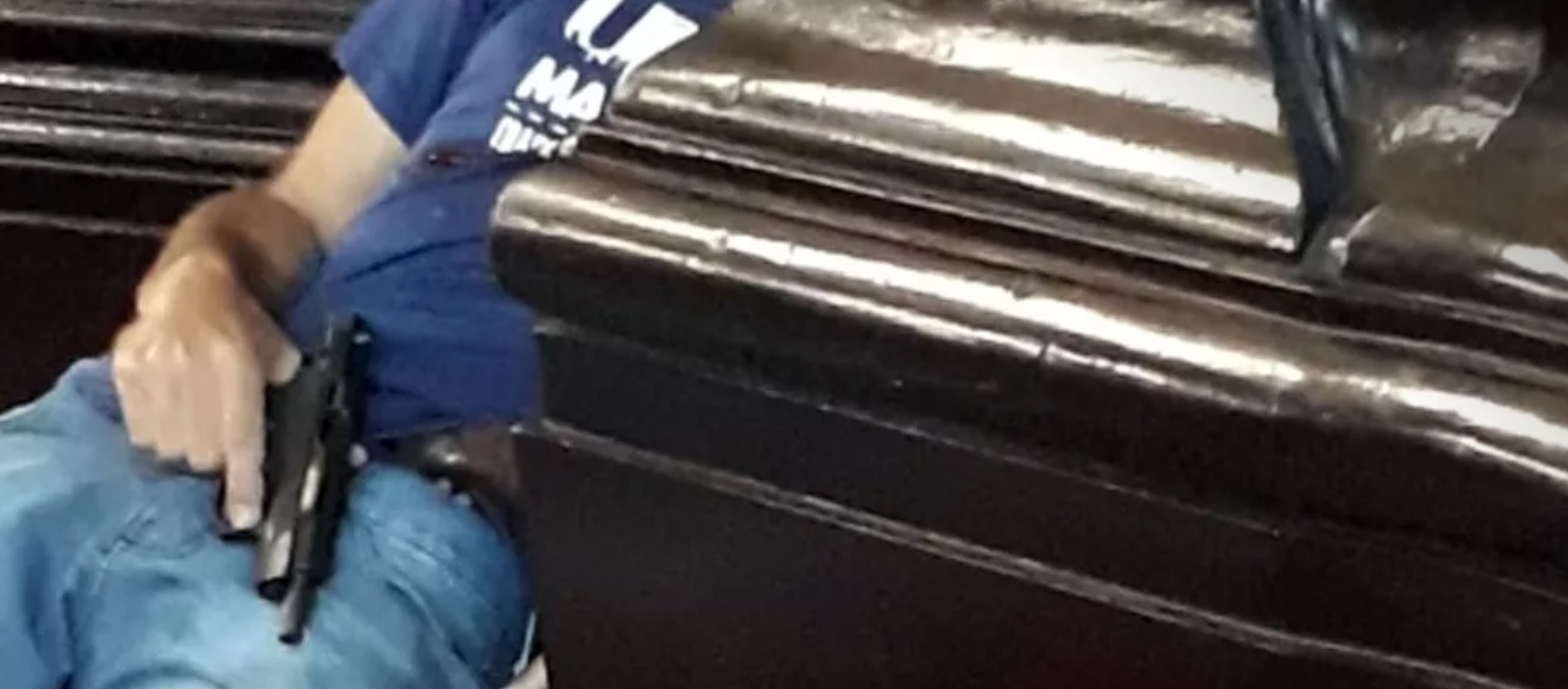 Homem abre fogo em igreja, mata 5 e se suicida