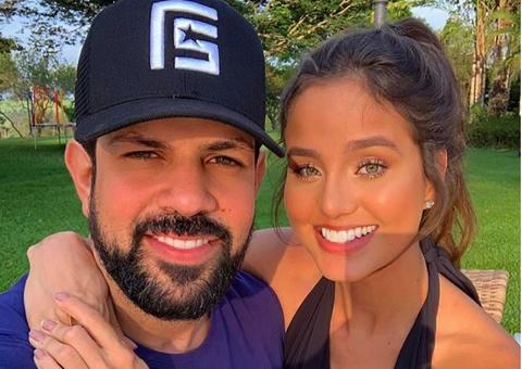 Sorocaba dá beijão em namorada gata em cenário paradisíaco 