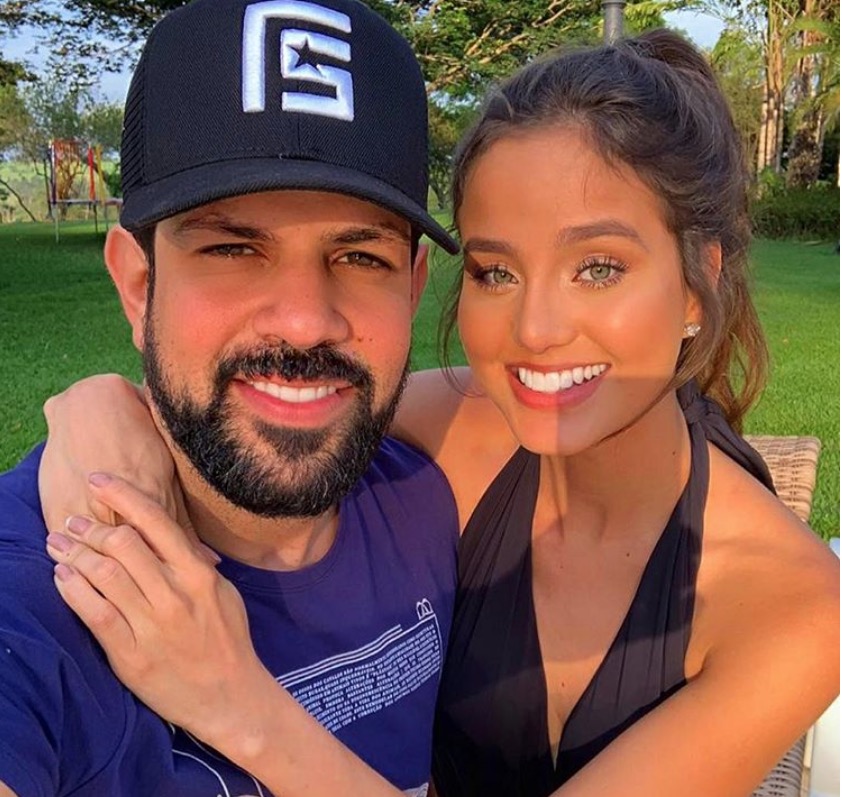 Sorocaba dá beijão em namorada gata em cenário paradisíaco 