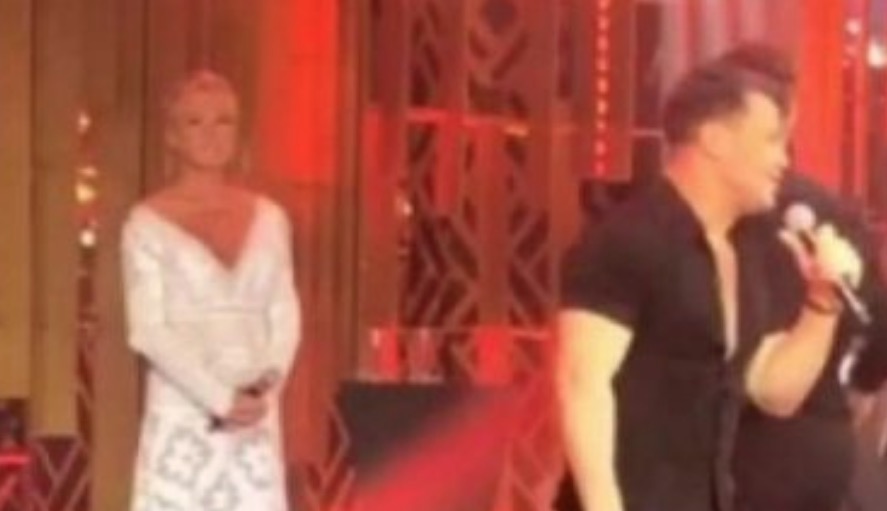 Xuxa abandona palco por causa de Eduardo Costa na Record