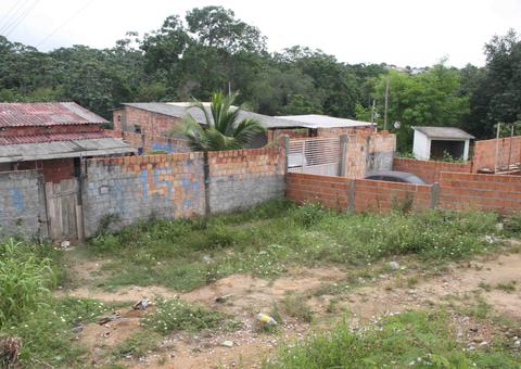 Mesmo com notificação para sair, invasores continuam ocupando área de conjunto em Manaus