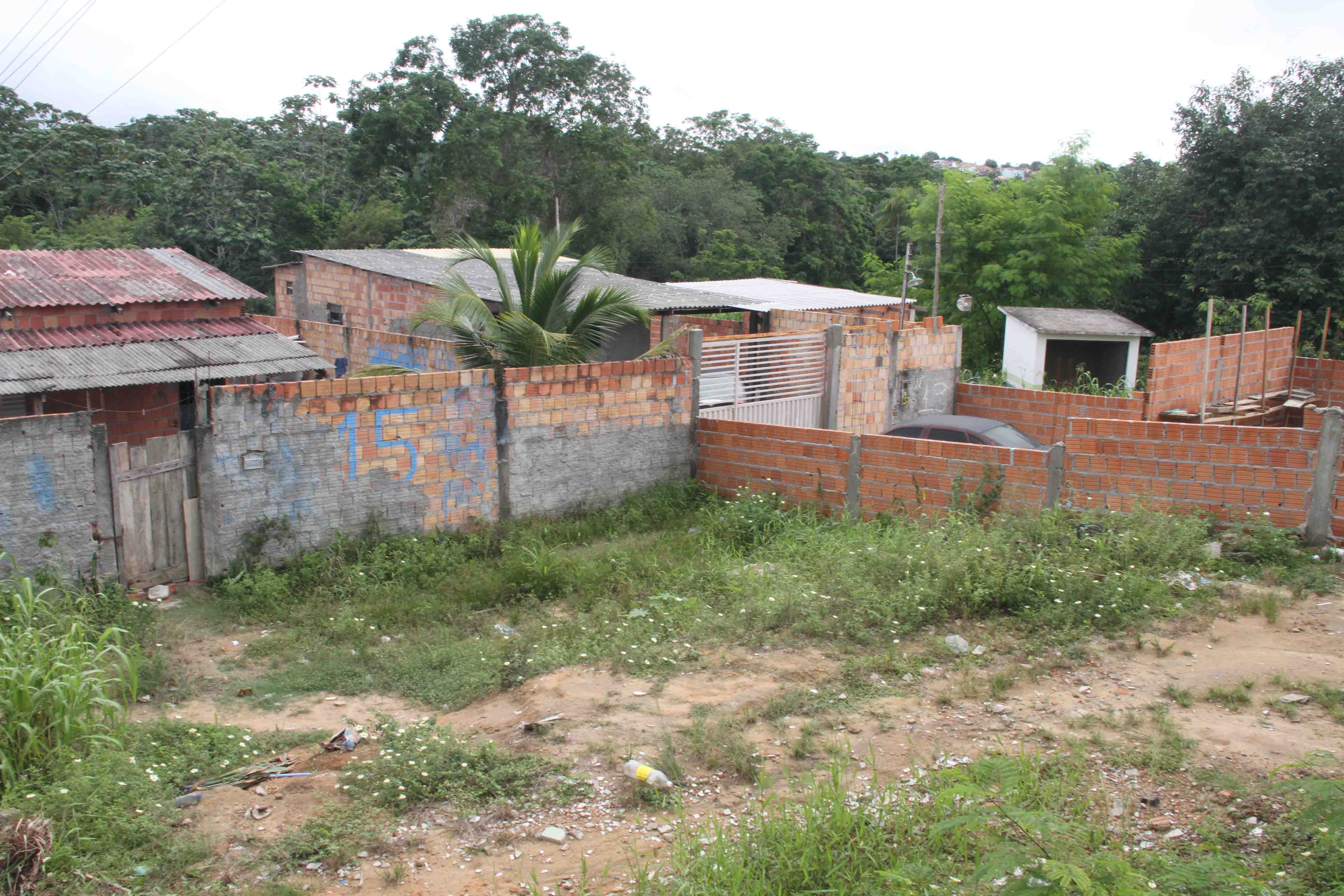 Mesmo com notificação para sair, invasores continuam ocupando área de conjunto em Manaus