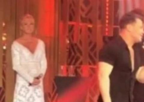 Xuxa abandona palco por causa de Eduardo Costa na Record