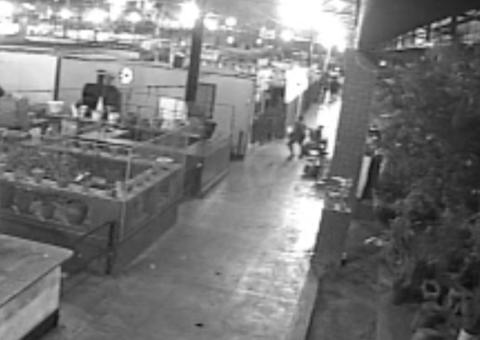 Câmeras flagram momento que homem é morto a tiros por engano em feira de Manaus